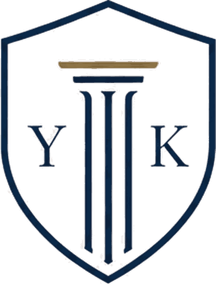 Korkmaz Hukuk ve Danışmanlık logosu: kalkan içinde Roma sütunu ve Y ile K harfleri